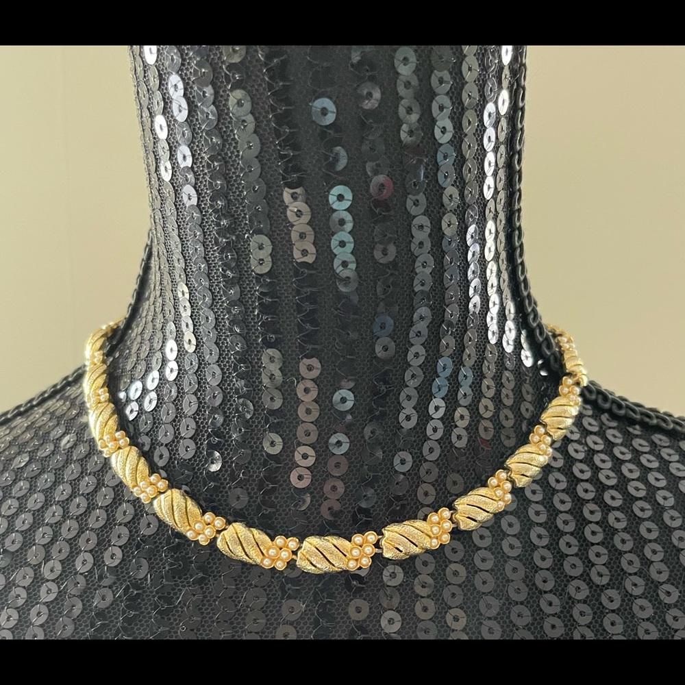 Vintage Gold Toned Necklace With Pearls